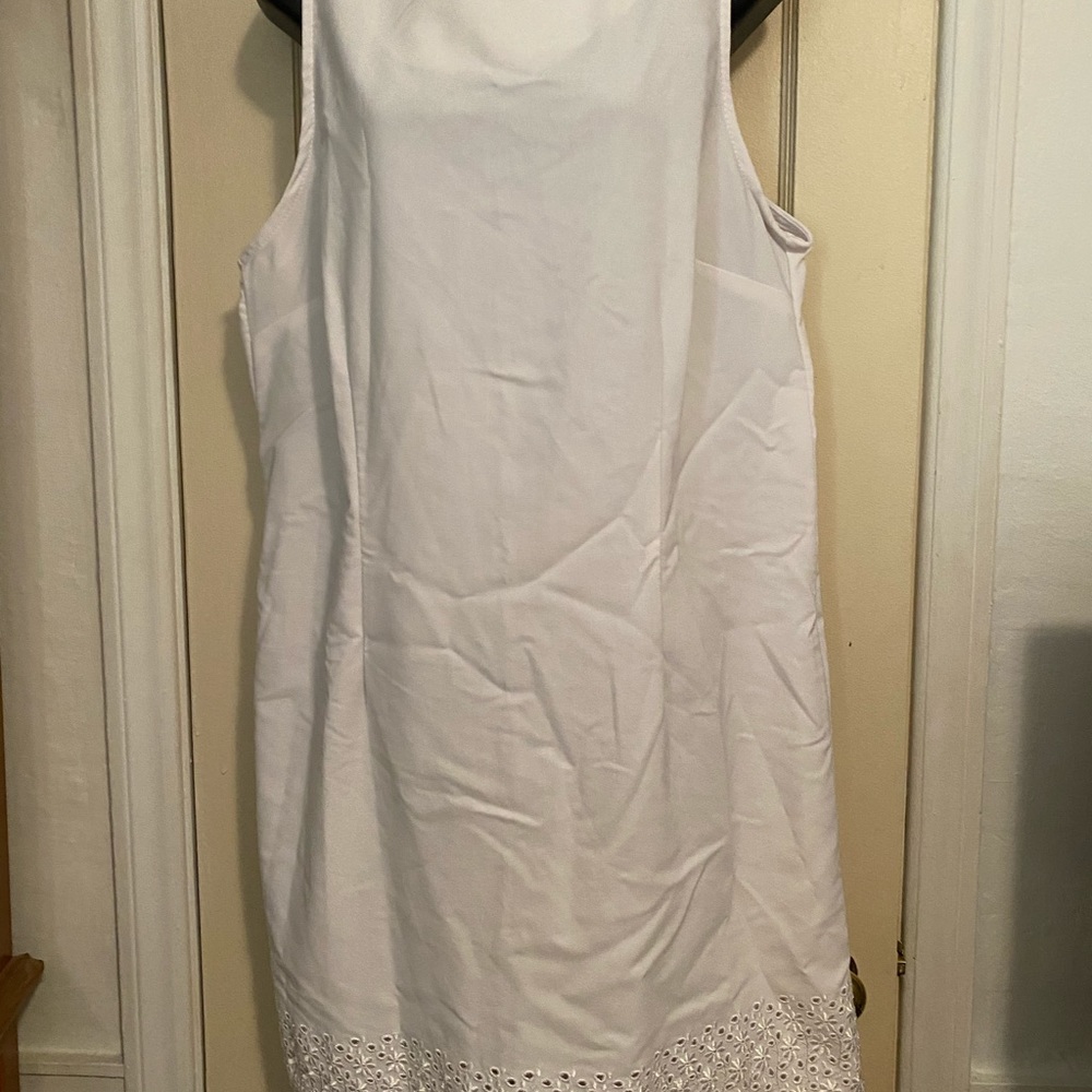 Sleeveless dress with lace trim